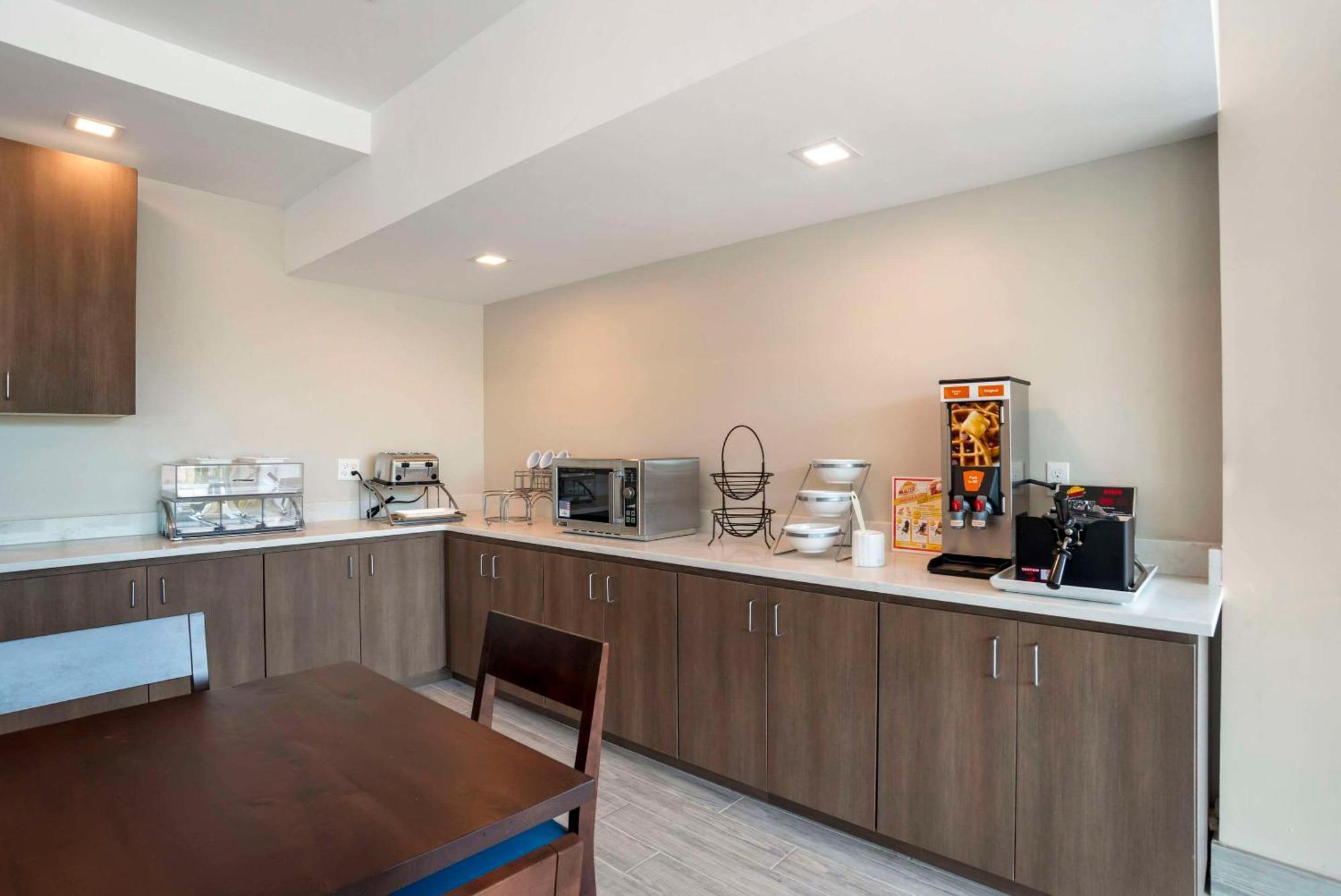 Hotel Comfort & Suites