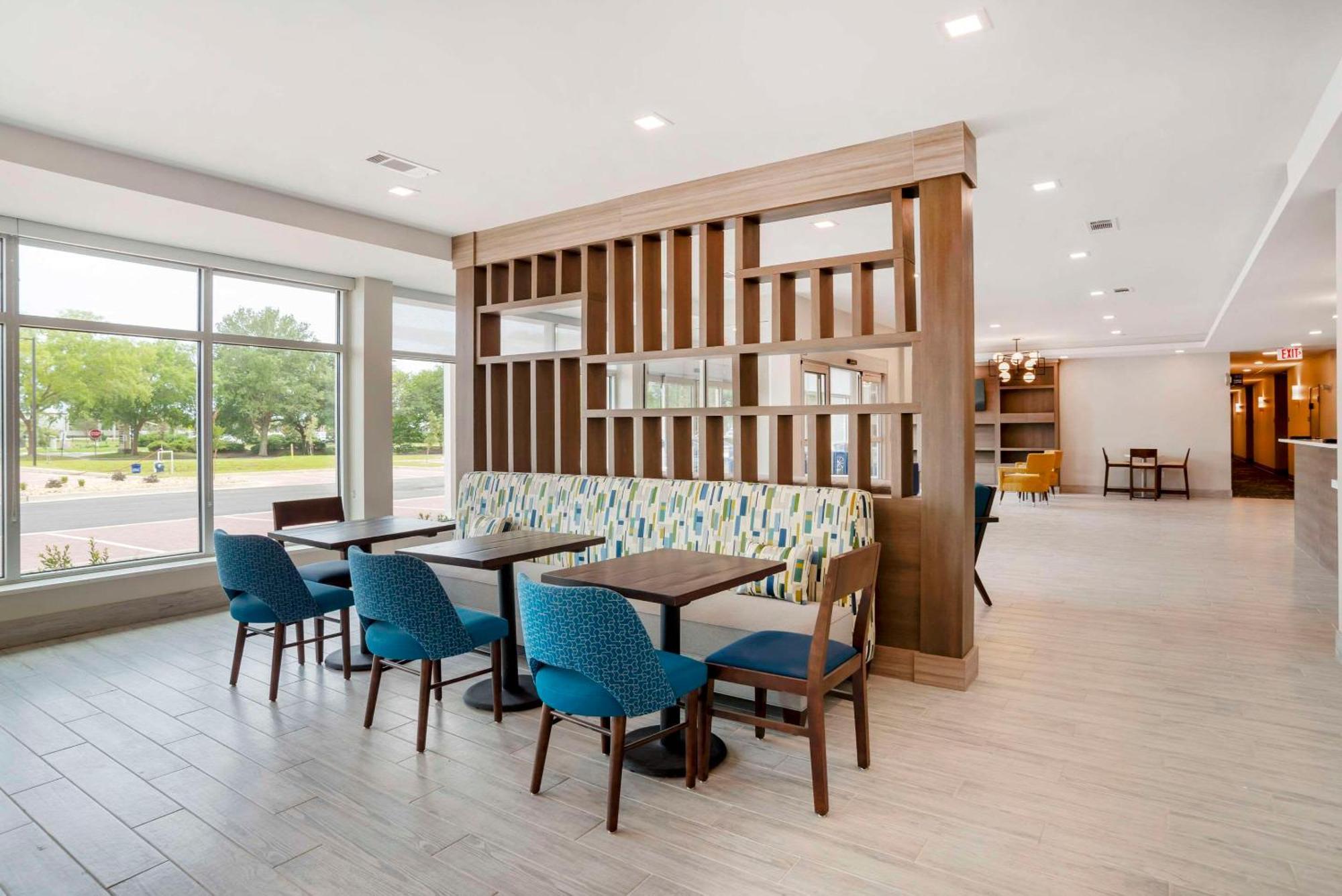 Comfort & Suites Hotel Miramar Beach
