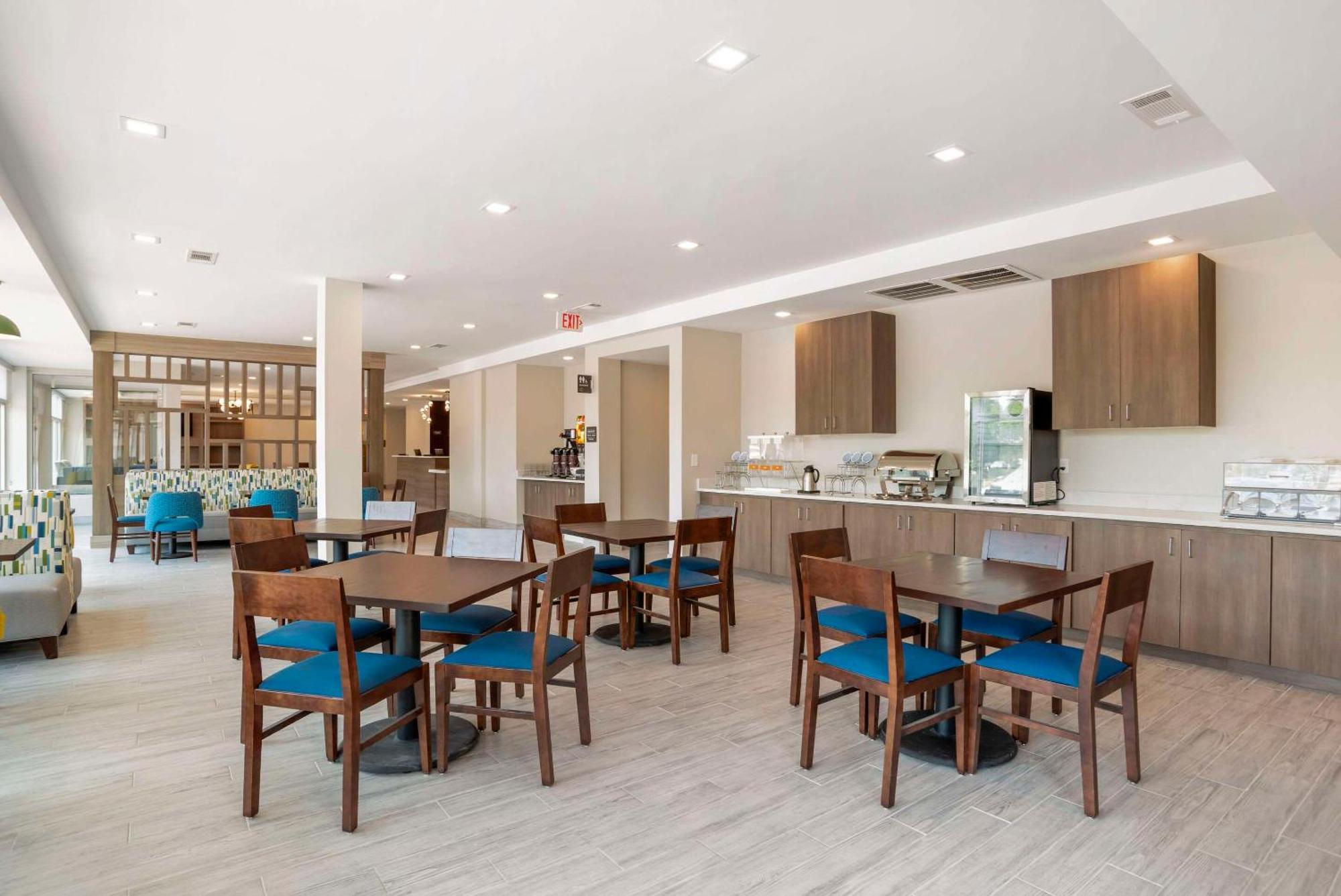 Comfort & Suites Hotel *