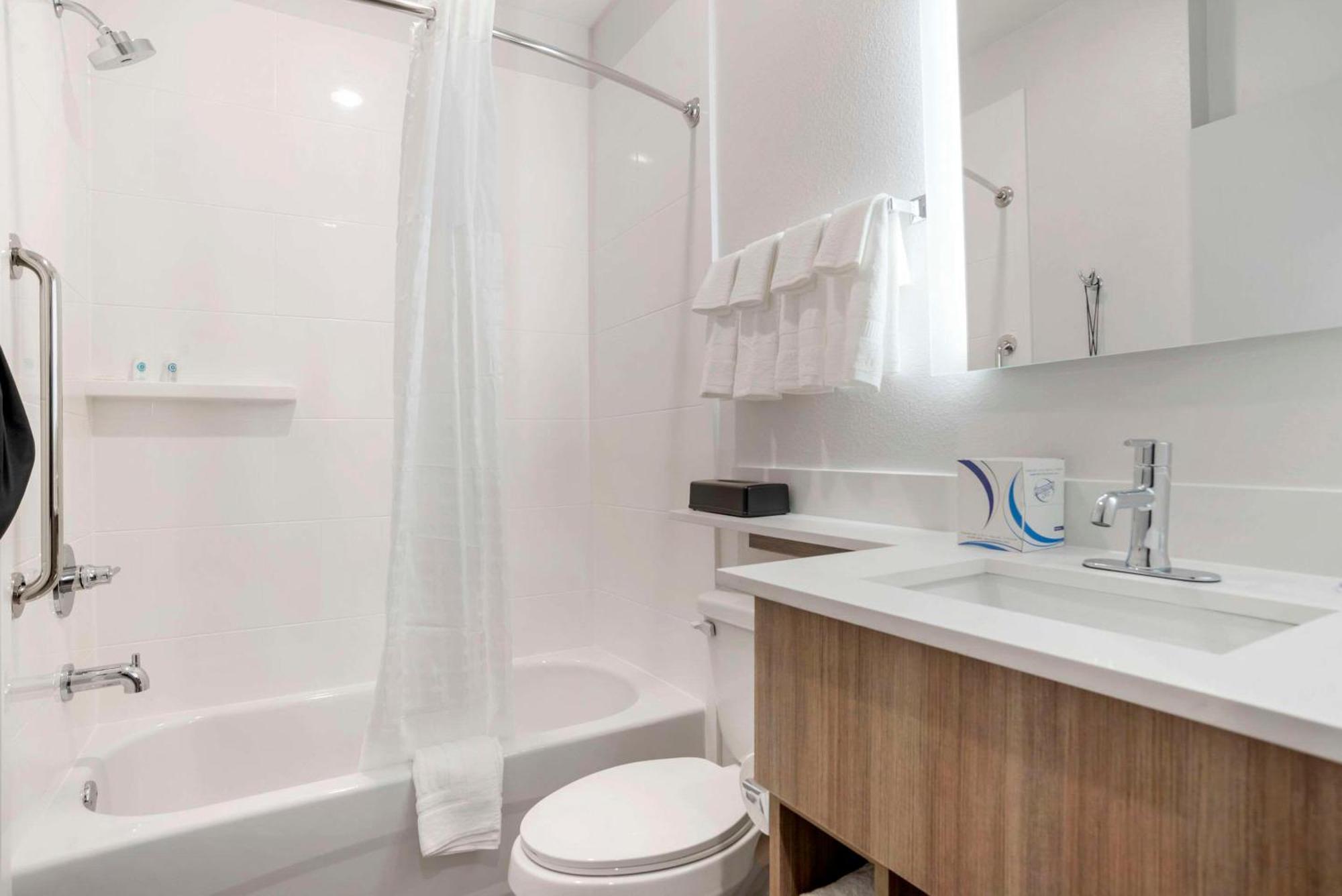 Comfort & Suites Hotel *